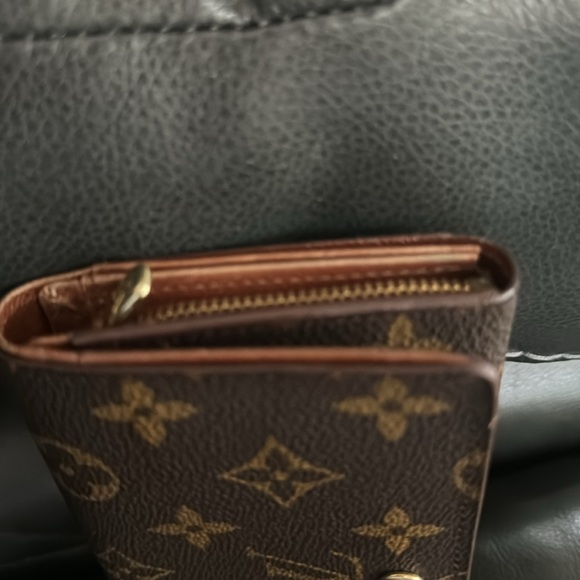 Authentic Louis Vuitton short monogram wallet, with zipper interior.  Unisex - Picture 8 of 9